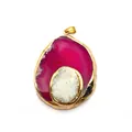 Makro-Detail eines unregelmäßigen achat-druzy-anhängers mit vergoldeten metallkanten - Rosa