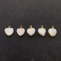 Détail macro de pendentifs en perles d'eau douce baroques en forme de cœur et boucles d'or - Cœur / 12x16mm