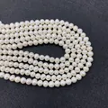 Macrodetail van hoogwaardige witte zoetwaterparelstrengen voor het maken van sieraden - 4-5mm / aa
