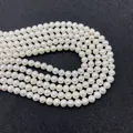 Detailopname van crèmewitte zoetwaterparels met natuurlijke glans op donkere textuur - 4-5mm / AAA-kwaliteit