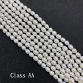 Perles d'eau douce blanches forme riz classe AA avec éclat naturel sur fond noir - 2-3mm / aa