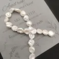 Vue macro de perles d'eau douce baroques irrégulières blanc crème pour la création de bijoux - 11-12mm / Blanc Crème