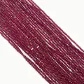 Macro-opname van 2mm gefacetteerde donkerrode spinel kralen voor DIY sieraden en kettingen - Kleine Stijl / Bordeauxrood