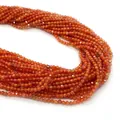 Macro-opname van 2-4mm oranjerode gefacetteerde natuursteen kralen voor DIY sieraden - Kleine Stijl