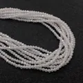 Macro-opname van gefacetteerde witte ronde kralen voor DIY halsketting sieraden maken - Kleine Stijl