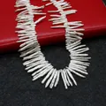 Macro-opname van natuurlijke witte barokke parels met sterke glans en natuurlijke textuur - Tandenstoker Stijl