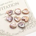 Macro-detail van acht paarse hartvormige barokparels met metaalglans voor DIY-sieraden - 15-16 mm / Hartvorm (Paars)