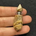 Dettaglio del ciondolo a boccetta di profumo in pietra naturale con connettore in metallo a doppio anello - Stile 1 / Diaspro