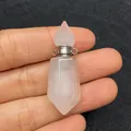 Dettaglio del pendente a boccetta di profumo in quarzo rosa tenuto tra le dita - Stile 1 / Calcedonio Bianco