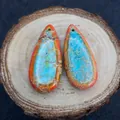 Primer plano de colgantes de jaspe imperial en forma de gota con textura azul y naranja - 15x35mm / Textura Naranja Rojo Cian (N°11)