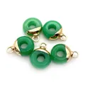 Vijf stuks donutvormige groene malachiet hangers met vergulde metalen lussen - Ronde Ring / Groene Jade