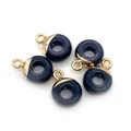 Macro-detail van blauwe zandsteen donut hangers met gouden metalen ogen voor DIY-sieraden - Ronde Ring / Blauwe zandsteen