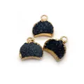 Vue détaillée de breloques lune en cristal druzy noir naturel avec bordure dorée - Noir (No. 3)
