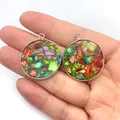 Détail de pendentifs ronds en pierre naturelle mosaïque avec bordure en métal argenté - Style Rond / 26x31mm