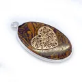 Dettaglio del pendente in pietra naturale ovale con inserto a cuore dorato traforato - Pietra Giallo Marrone con Stile Cuore Oro (18)
