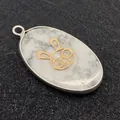 Dettaglio pendente ovale in pietra bianca con intarsio a coniglio dorato e cornice - Turchese Bianco con Stile Coniglio Oro (25)