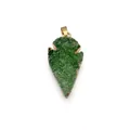 Detalle de un colgante de druzy de cristal verde en forma de hoja con bordes dorados - Borde Dorado Punta de flecha / Dark Green (No.4)