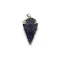 Pendentif en pierre naturelle en forme de flèche avec bordure en métal argenté sur fond blanc - Dark Purple/Black (No. 7)