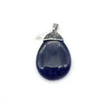 Pendente a goccia in pietra blu scuro con gancio in argento e diamanti su sfondo bianco - Agata nera