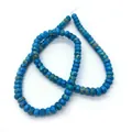 Détail macro de perles rondes plates en jaspe impérial bleu avec textures naturelles brunes - Taille 17