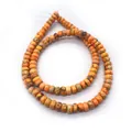 Gros plan de perles en pierre impériale orange avec motifs marbrés naturels pour bijoux DIY - Turquoise Dorée