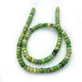 Dettaglio macro di perle in pietra naturale verde chiaro per la creazione di gioielli - US 4