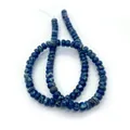 Vue détaillée de perles rondes plates en pierre empereur bleue à texture marbrée - US 14