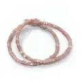 Detailansicht quadratischer rosa Natursteinperlen für DIY-Halsketten und Schmuck - Rosa (Nr. 15)