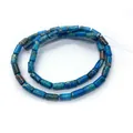 Nahaufnahme zylindrischer blauer Kaiser-Jaspis-Perlen mit Naturstein-Maserung für DIY-Schmuck - Dunkelblau