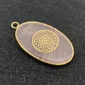Pendente ovale in quarzo rosa con motivo geometrico dorato e cornice su sfondo nero - Quarzo Rosa con Stile Greca Oro (21)