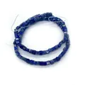 Detailansicht blauer quadratisch facettierter Kaiserstein-Perlen für DIY-Schmuck - Deep Blue (No.12)
