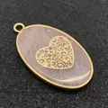Pendente ovale in quarzo rosa con filigrana a cuore dorata e cornice in metallo nero - Quarzo Rosa con Stile Cuore Oro (23)