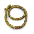 Dettaglio macro di perle cilindriche in diaspro imperiale per creazione di collane DIY - Colore 18 (Giallo-Verde)
