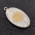 Ciondolo ovale in turchese bianco con bordo argento e motivo greco a meandro dorato - Turchese Bianco con Stile Greca Oro (26)