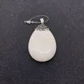 Pendente a goccia con pietra bianca traslucida e gancio in argento micro-pavé - Giada Bianca