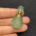 Ciondolo bottiglia di profumo in fluorite naturale verde chiaro con metallo dorato - Stile 5 / Calcedonio Verde