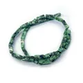 Dettaglio macro di perle a tubo in pietra imperiale verde con trama naturale maculata - Stile Epidoto Verde Smeraldo (Misura 8)