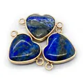 Nahaufnahme von drei herzförmigen Lapis-Lazuli-Steinen mit vergoldeter Metallfassung für DIY - Nr.7 (Lapisblau)