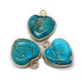 Macro-opname van drie hartvormige turkoois hangers met details van de gouden metalen rand - Turquoise Network Veins Style