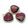 Drie hartvormige natuurstenen hangers met gouden metalen rand en verbindingsringen - Red Purple Blue Cracked Style