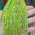 Gros plan de perles tubulaires en pierre verte pour la création de bijoux DIY et colliers - N°1 Jaspe Impérial (Vert Marbré) / 2x4mm