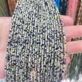 Gros plan de perles cylindriques en jaspe dalmatien naturel pour bijoux DIY - Jaspe dalmatien / 2x4mm