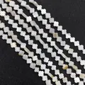 Primer plano de cuentas de trébol en nácar blanco con brillo natural para joyería - Rombo (6mm)