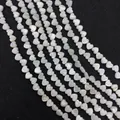 Detalle macro de cuentas de nácar blanco en forma de corazón con brillo iridiscente - Forma de Corazón con Agujero Horizontal (6mm)