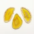 Tre pendenti in agata gialla irregolari con venature naturali e fori preforati - Giallo (N. 3)