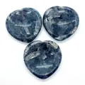 Pierres de labradorite polies en forme de cœur avec textures minérales bleu foncé - Labradorite (N° 5)