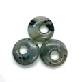 Drei natürliche Labradorit-Anhänger in Ringform mit polierter Oberfläche und Flecken - Blitzstein (Labradorit)