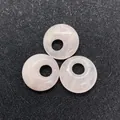 Drei natürliche Rosenquarz Donut-Anhänger mit glatt polierter Oberfläche für DIY - Rosenquarz