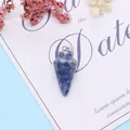Macro detail van de blauwe sodaliet hanger met zilveren sluiting op decoratieve achtergrond - Blauwe spotsteen