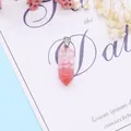 Detail van zeshoekige natuursteen hanger met roze kleurverloop en metalen sluiting - Watermeloen Kwarts